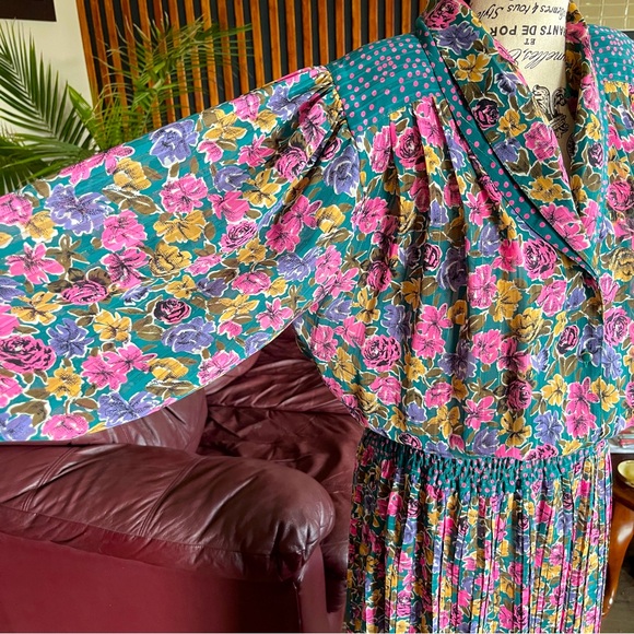 Vintage Maxi Dress. 70’s- 80’s Retro Floral and Pleated and with Shoulder Pad. - Picture 6 of 16